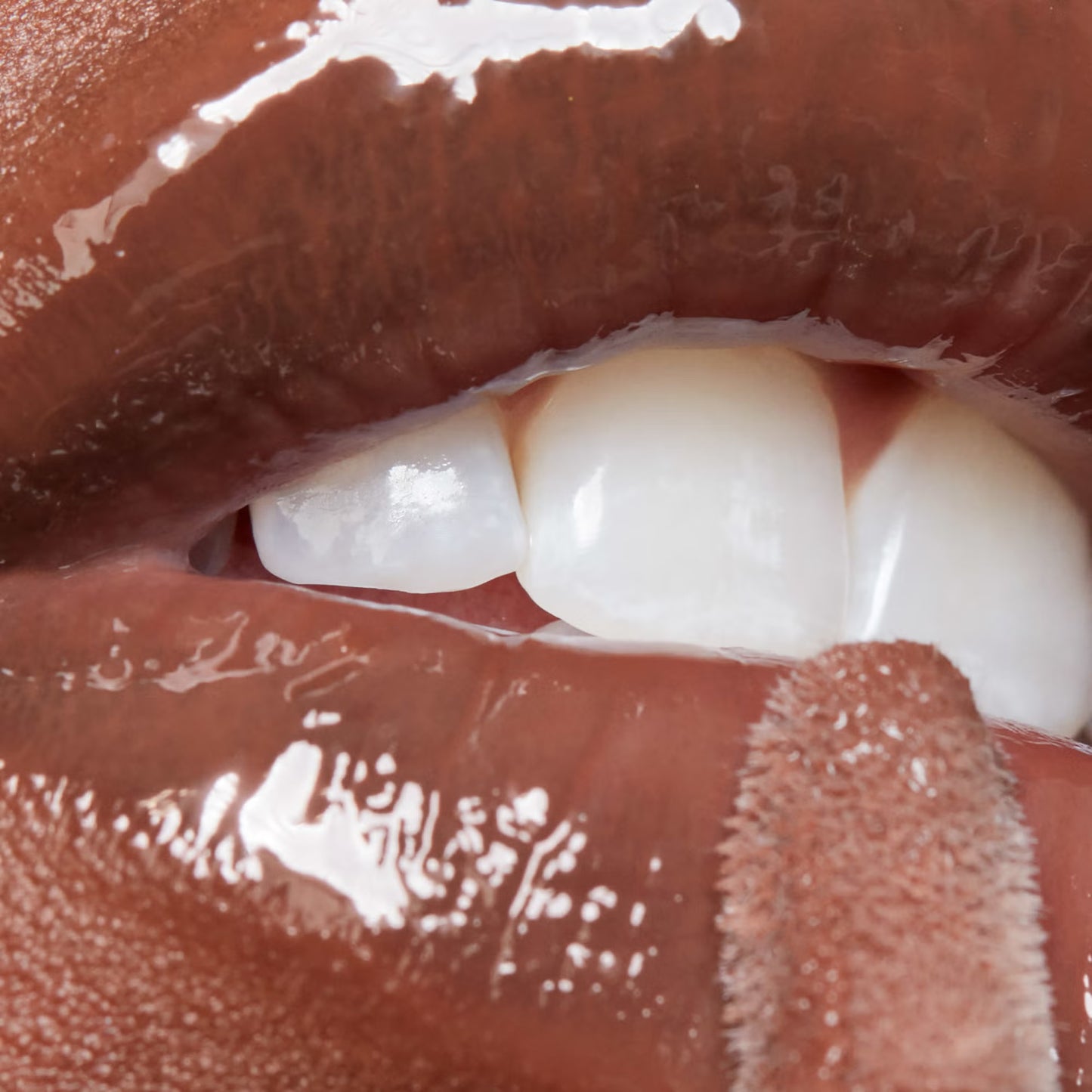 Saie Glossybounce™  Hydrating Lip Gloss Oil Push